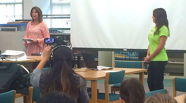 On Kauai, Leslie and colleague Nikki Miyamoto give pointers on video "voice-vers" to HIKI NŌ students.