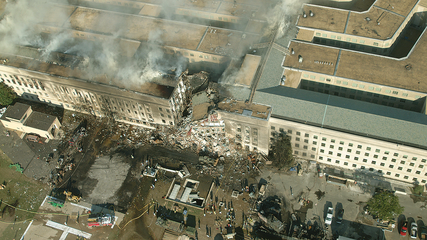9 августа 2001. Атака на Пентагон 11 сентября. Самолет врезался в Пентагон 2001. Пентагон США терракт 2001. 11 Сентября 2001 здание Пентагона.