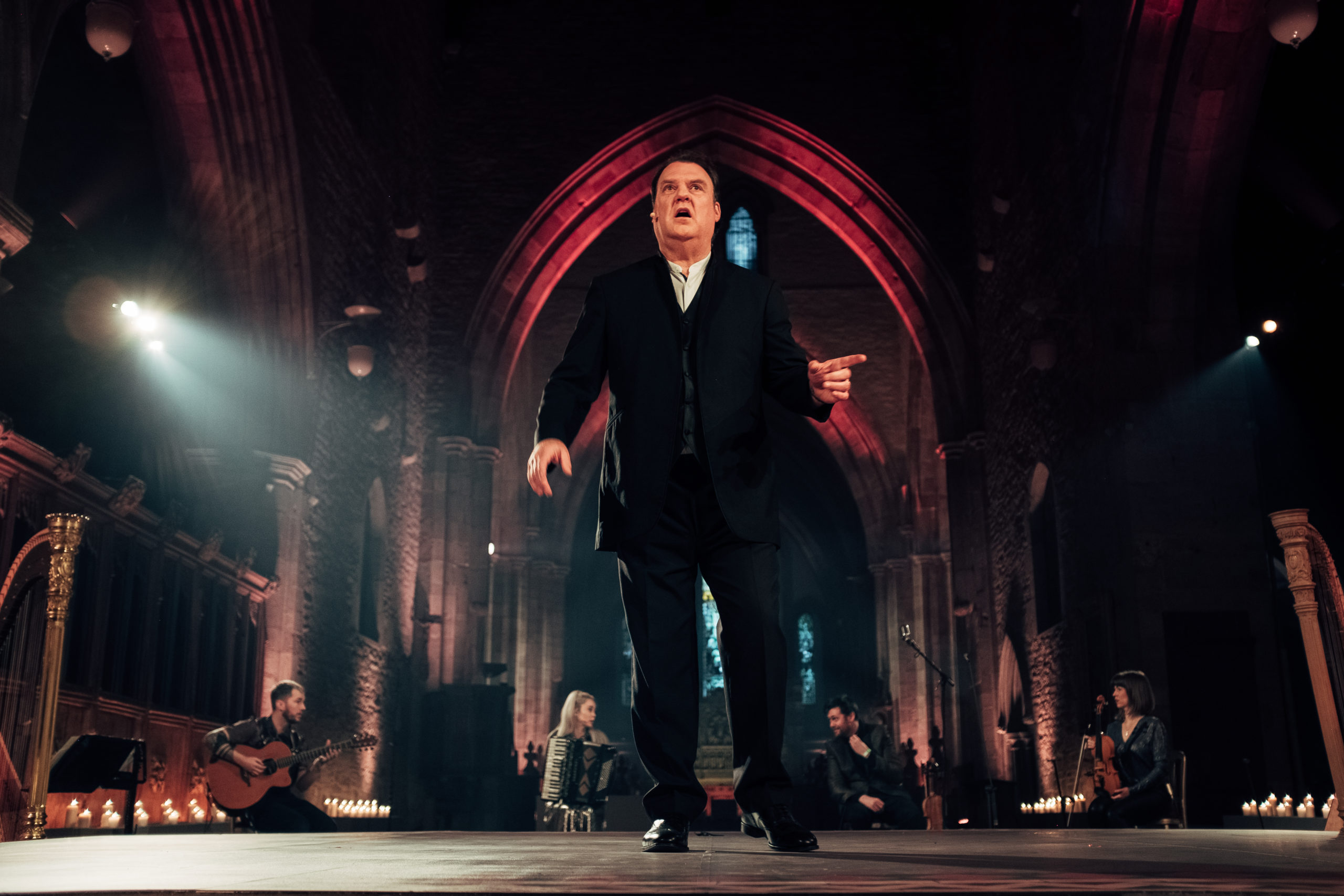 Sir Bryn Terfel Performs a Holiday Program