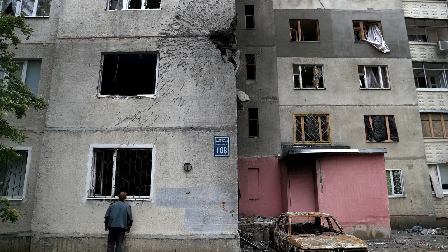 FRONTLINE <br/>Ukraine: Life Under Russiaʻs Attack